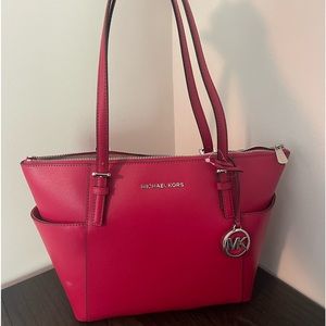 Michael Kors -Jet Set, dk raspberry